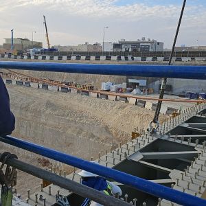 تركيب ‬جسر المشاه في المسار الرياضي‭ ‬